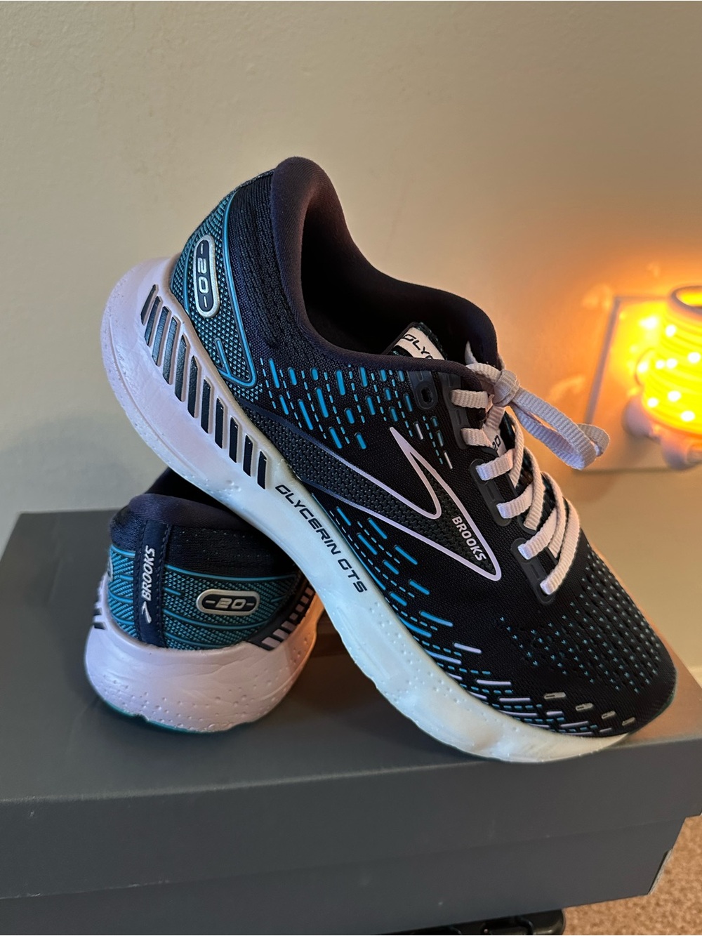 Brooks Glycerin GTS 20, Women’s 
 Black/Hawaiian Ocean Running Sneakers. Size 9